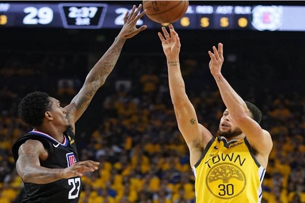  福克斯准三双国王加时险胜勇士上演惊天大逆转